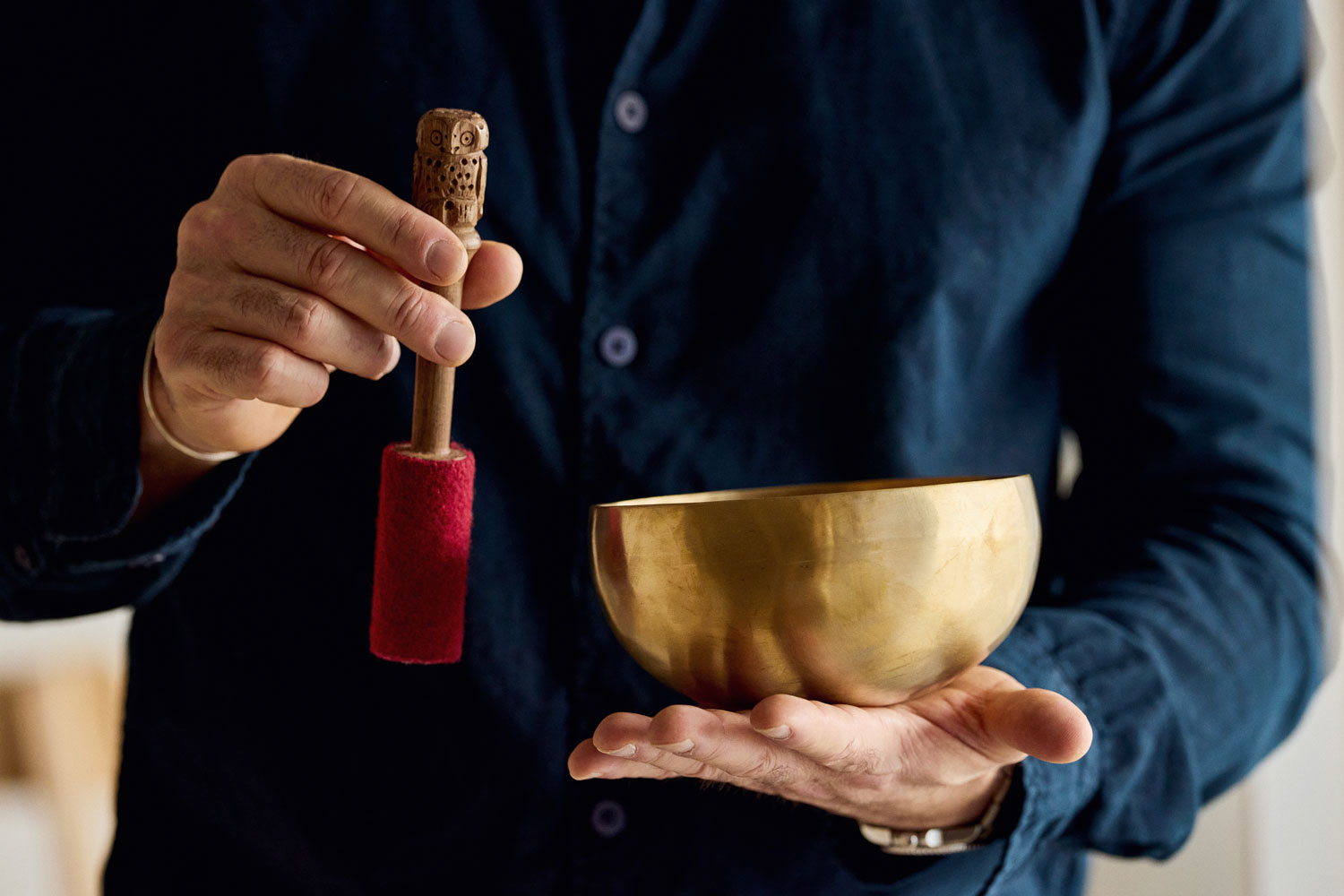 Daniel Rosenmund im Kursraum in Oberwil, BL, Baselland Basel. Kurse und Seminare. Klangzirkel, Klangmeditation und Achtsamkeit, Klangreise in der Gruppe