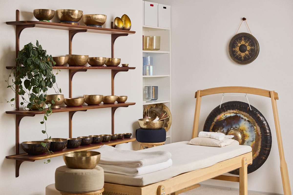 Monochord, Klangliege und Klangschalen für Klangmeditation, Klangtherapie, Klangmassage, Klangreise. Für Frequenz, Vertrauen, erden, Selbstheilungskräfte, innerer Heiler, innere Heilerin, Entspannung, Freude, Leichtigkeit. Praxis in Oberwil Baselland Basel