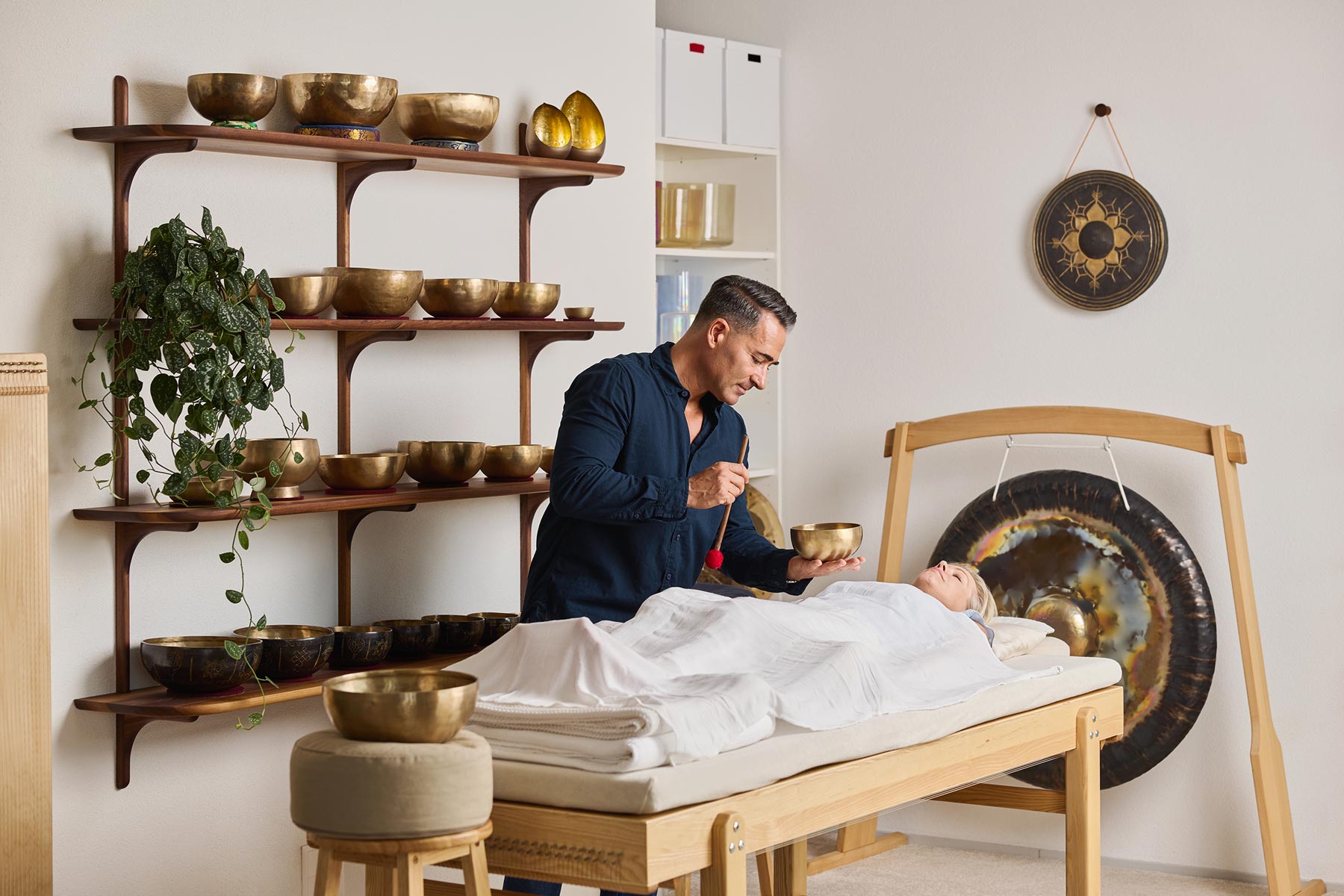 Monochord, Klangliege und Klangschalen für Klangmeditation, Klangtherapie, Klangmassage, Klangreise, Achtsamkeit, Selbstwahrnehmung, Ruhe, Einkehr, Nervensystem, spirituelle Praxis, Heilung, Schlafstörungen. Praxis in Oberwil Baselland Basel